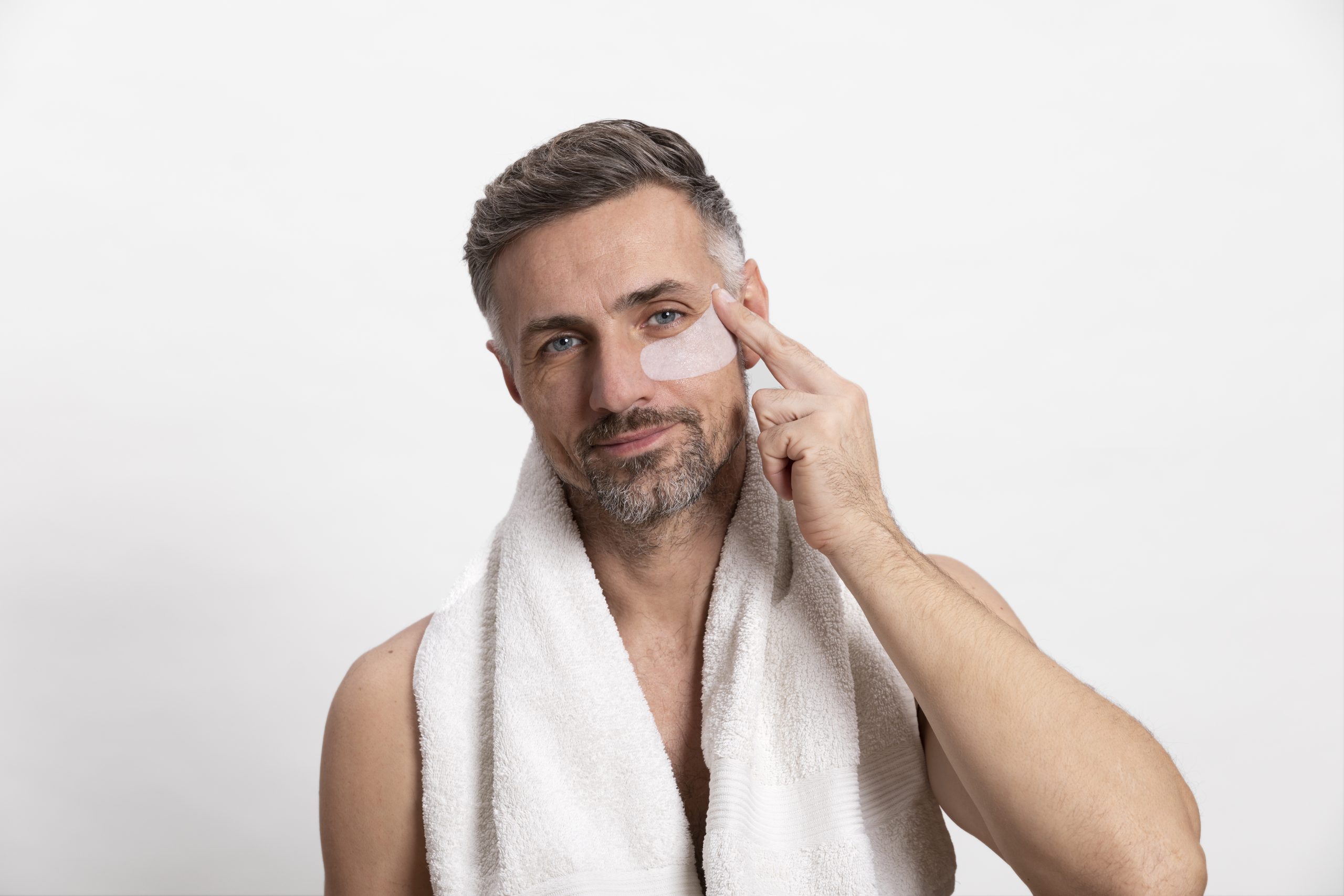 homem-usando-tratamento-antienvelhecimento