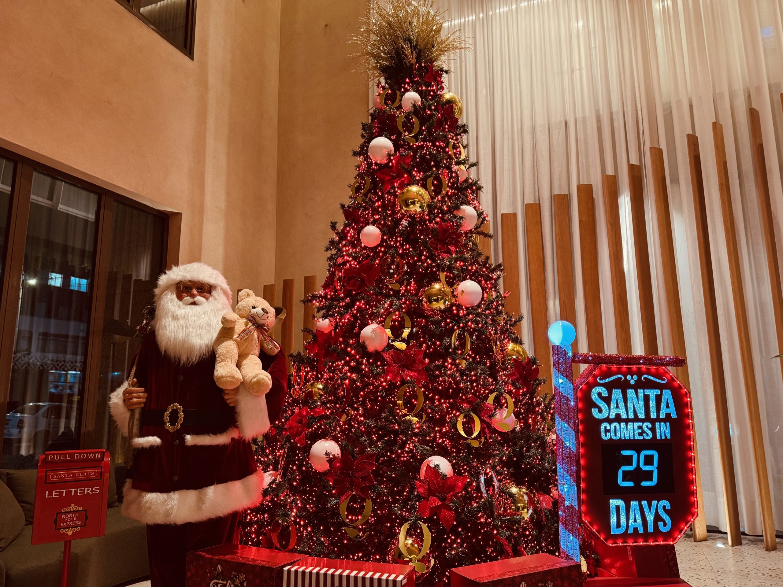 árvore de natal decorada no lobby do hotel