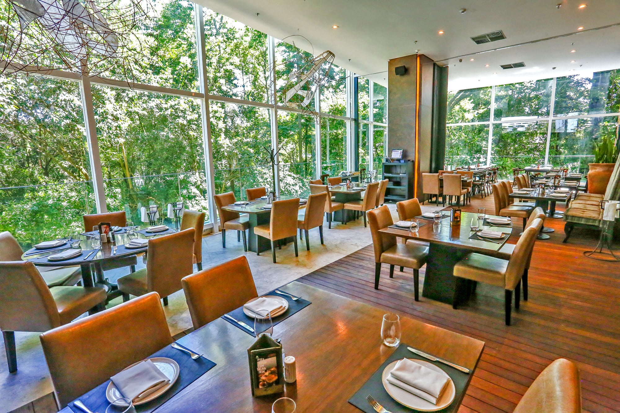 Mesas e cadeira no ambiente do salão principal do Pobre Juan Curitiba