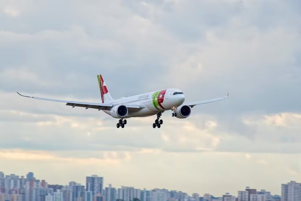 Aeronave da TAP Portugal sobrevoando durante o dia.