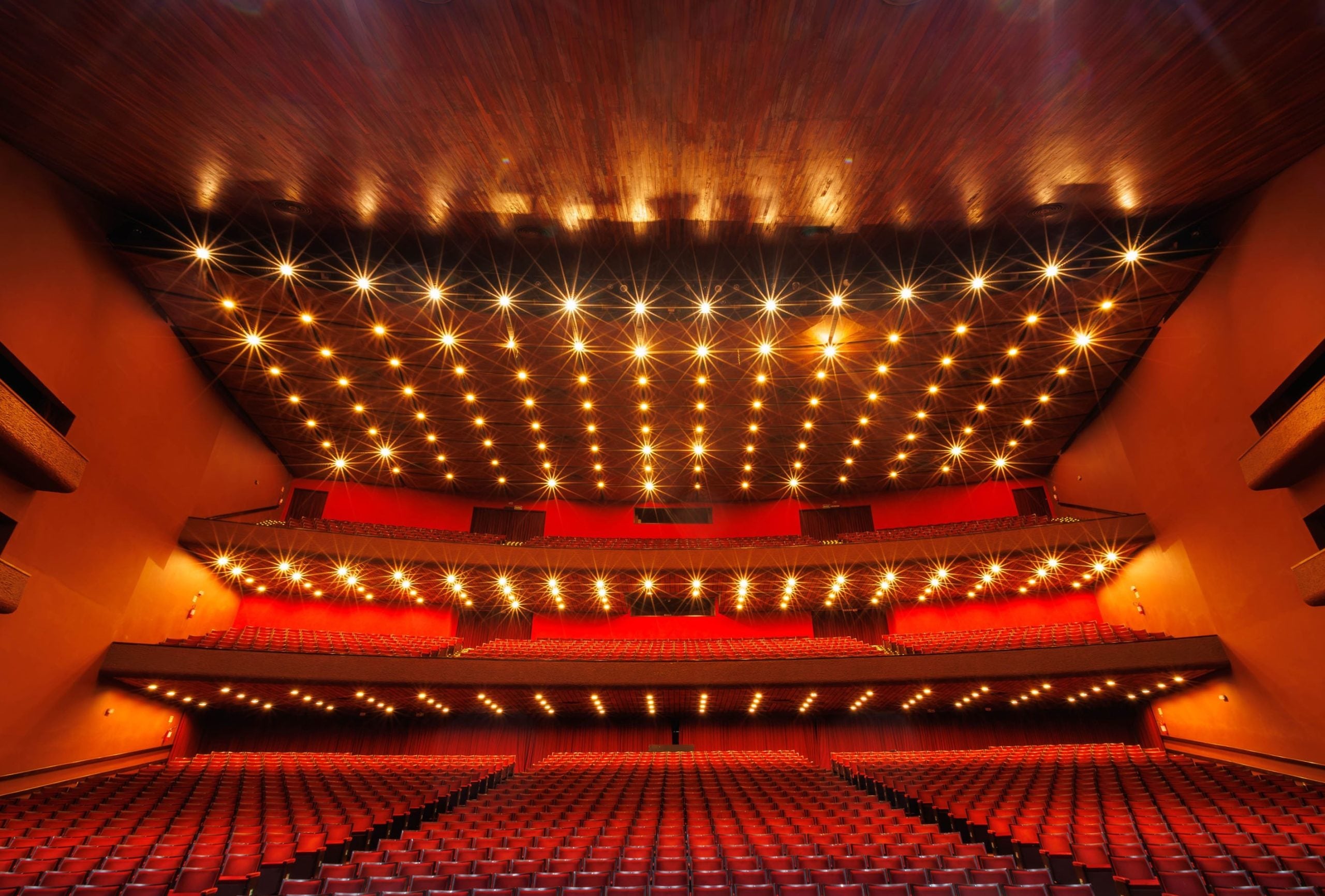 cadeiras vazias no teatro guaíra