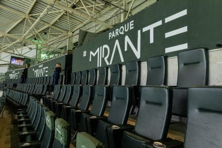A imagem mostra assentos confortáveis em uma área premium do Allianz Parque chamada Backstage Mirante, com decoração moderna e ambiente exclusivo.